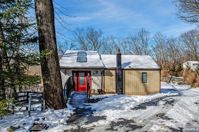 60 Mountain Glen Rd, Skyline Lakes, NJ 07456
