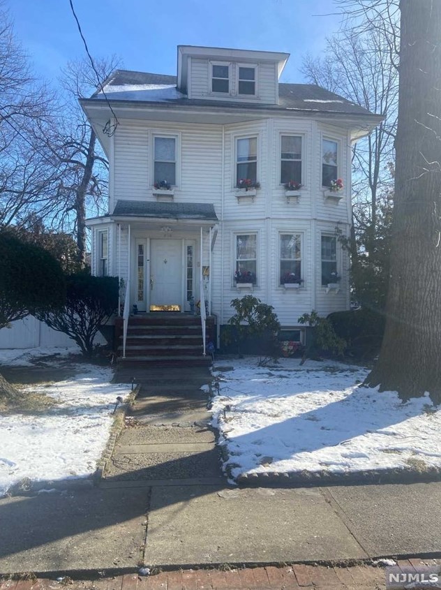 313 James St, Teaneck, NJ 07666-3219