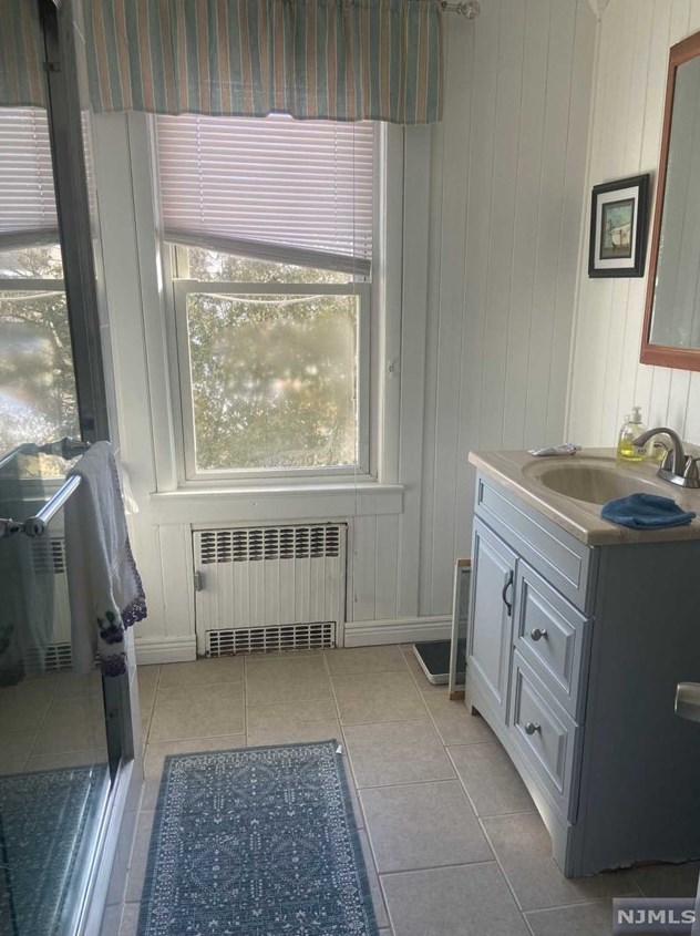 313 James St, Teaneck NJ 07666-3220 exterior