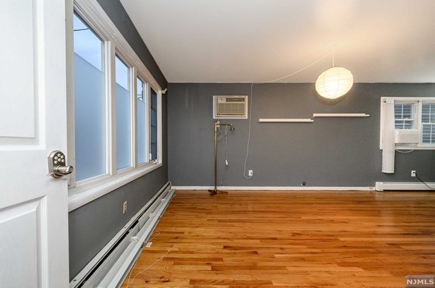 21 Poplar St, Jersey City, NJ 07307-2528