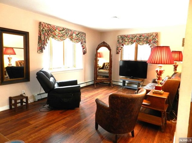 91 Wood St, Wyckoff, NJ 07481-2742