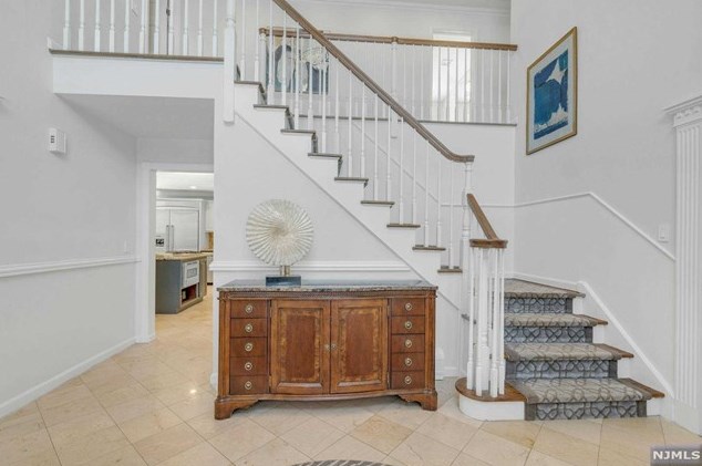9 Aspen Ct, Mahwah, NJ 07430