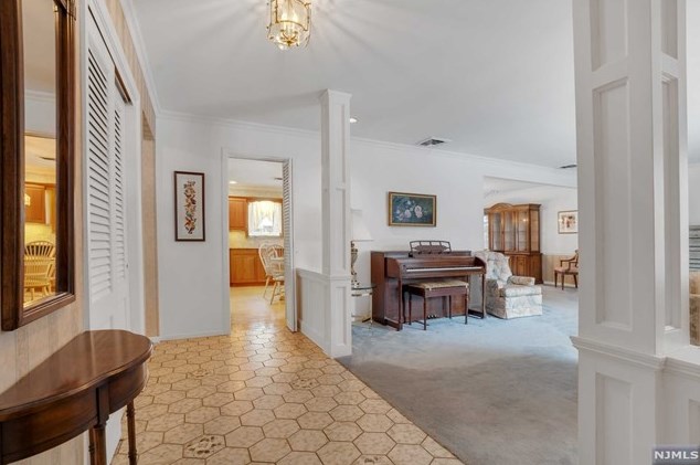 725 Amaryllis Ave, Oradell, NJ 07649