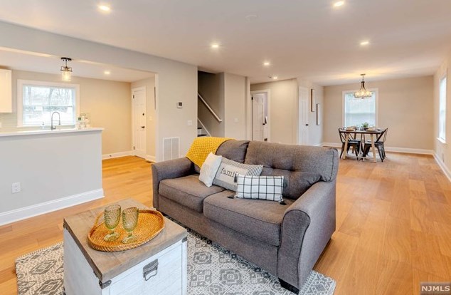 163 Wyckoff Ave, Wyckoff, NJ 07481