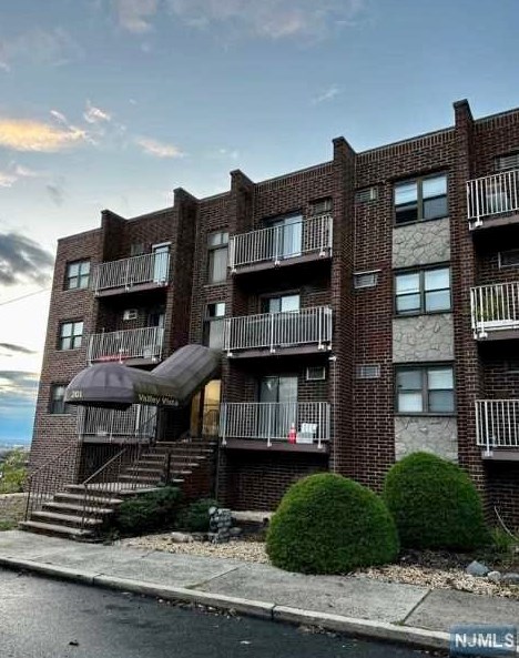 201 12th St #10, Palisades Park, NJ 07650