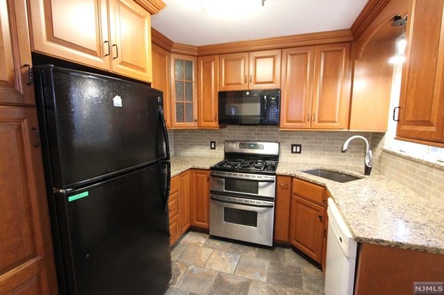 122 Elmwood Dr, Elmwood Park, NJ 07407-1747
