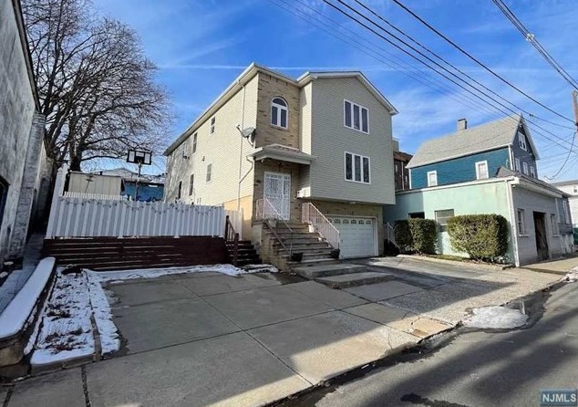 239 Valley St, Belleville, NJ 07109-3285