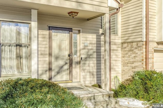 27 Bentley Dr, Franklin Lakes, NJ 07417