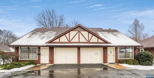 17-2 Tamaron Dr, Waldwick, NJ 07463-1164