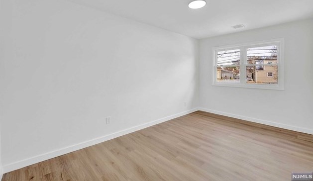 150 Meadow Ln, Secaucus NJ  07094-4338 exterior