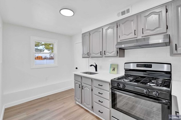 150 Meadow Ln, Secaucus NJ  07094-4338 exterior