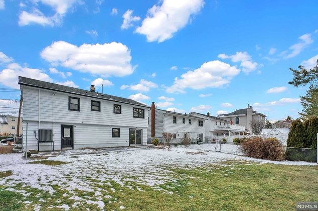 150 Meadow Ln, Secaucus NJ  07094-4338 exterior