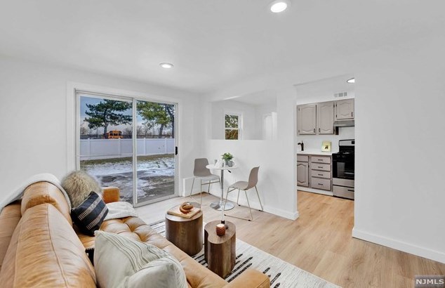 150 Meadow Ln, Secaucus NJ  07094-4338 exterior