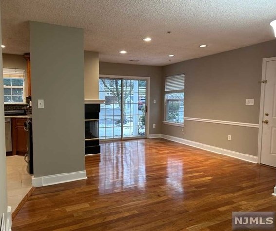 1047 Cambridge Ct, Mahwah, NJ 07430