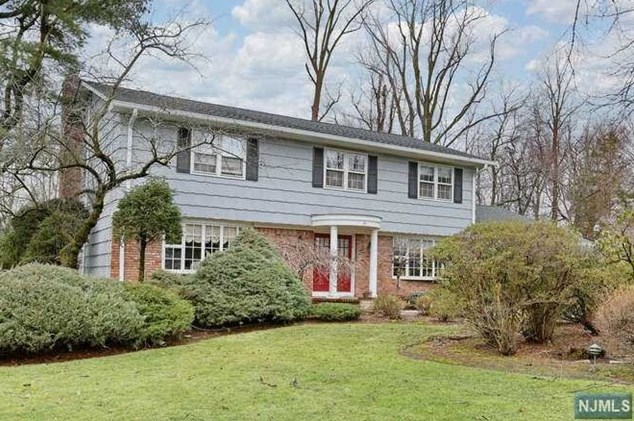 39 Sierra Ct, Hillsdale, NJ 07642-1012