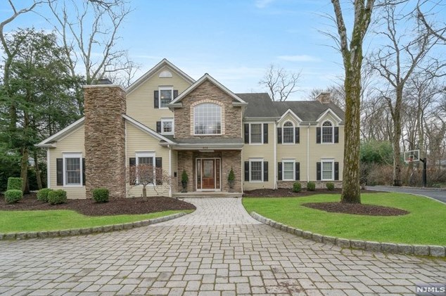 464 Hartung Dr, Wyckoff, NJ 07481-1354