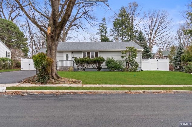 622 East Dr, Paramus, NJ 07652