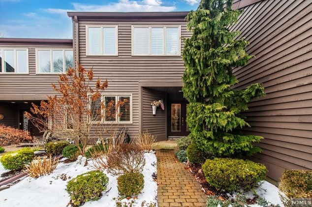 47 S Bayard Ln, Mahwah, NJ 07430