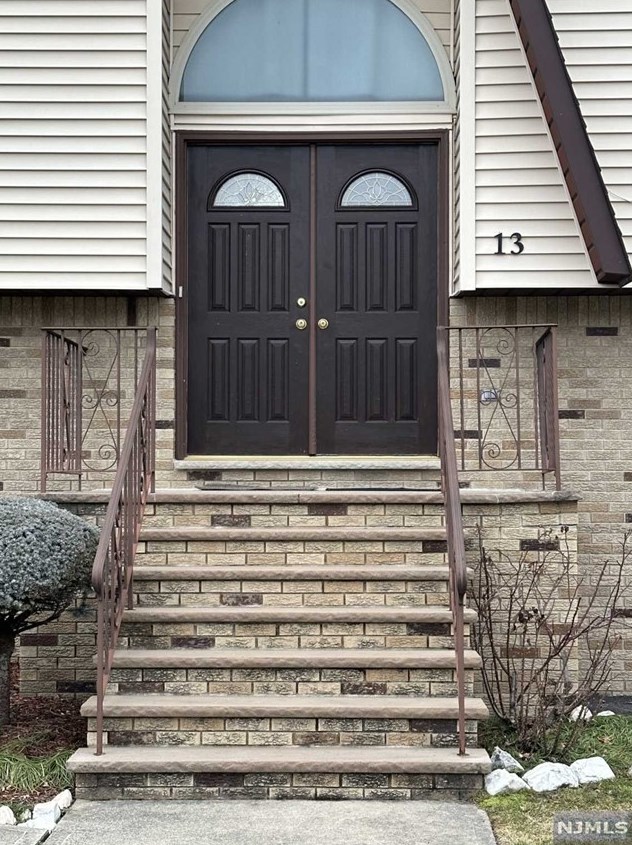 13 Susan Ct, Elmwood Park, NJ 07407
