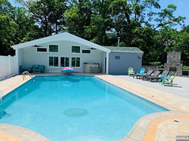 224 Burnside Pl, Ridgewood, NJ 07450