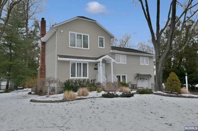 250 Woodfield Rd, Westwood, NJ 07676
