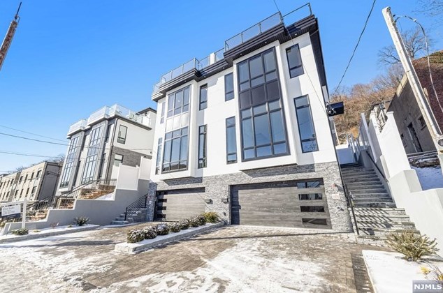230 Undercliff Ave, Edgewater NJ  07020-1590 exterior