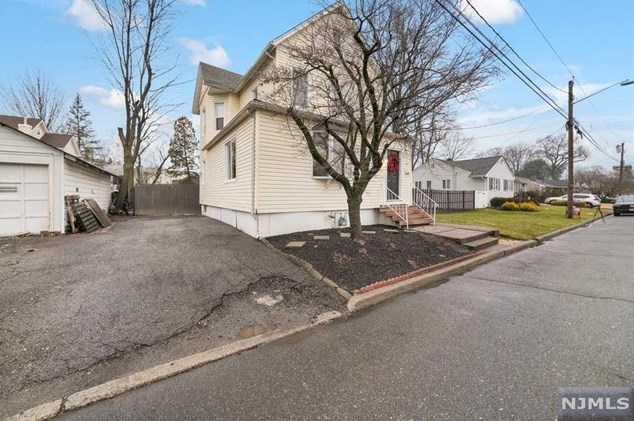 16 Dyer Ave, Emerson, NJ 07630