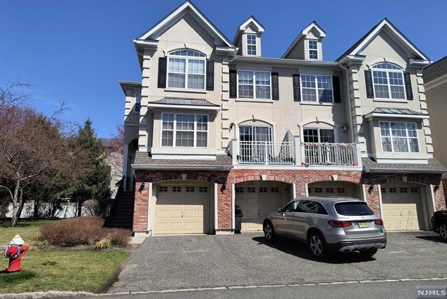 142 Blue Heron Dr, Secaucus, NJ 07094