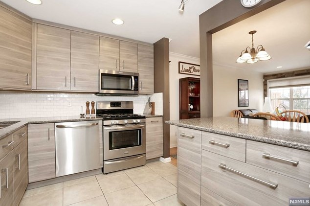 144 Mountainside Dr, Pompton Falls NJ  07442-1757 exterior