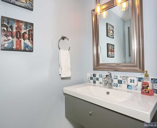 144 Mountainside Dr, Pompton Falls NJ  07442-1757 exterior