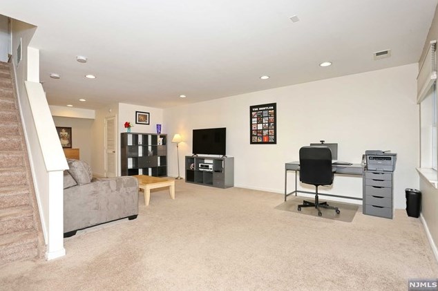 144 Mountainside Dr, Pompton Falls NJ  07442-1757 exterior