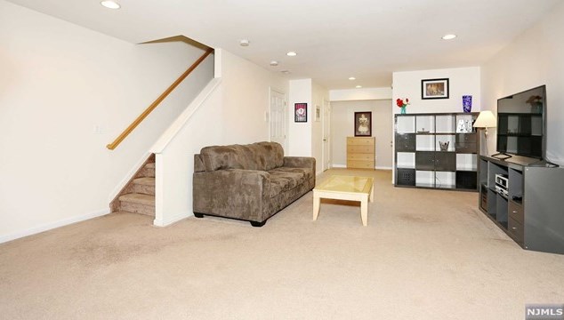 144 Mountainside Dr, Pompton Falls NJ  07442-1757 exterior