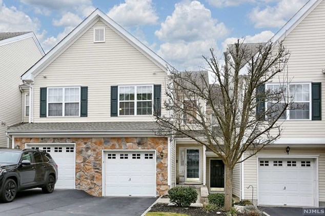 144 Mountainside Dr, Pompton Falls, NJ 07442-1757