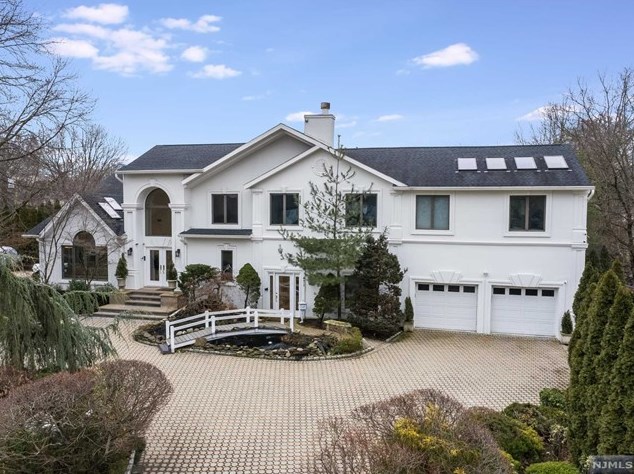 471 Nevada St, Paramus, NJ 07652-5621