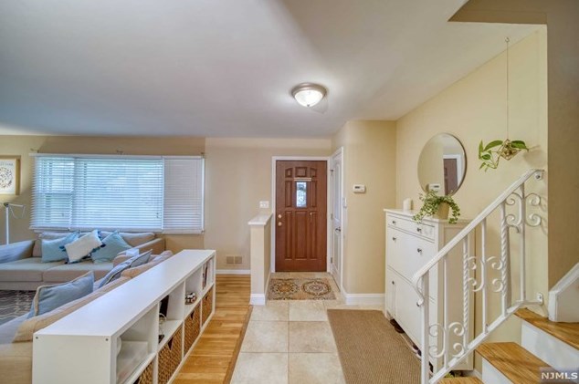 20 Hampshire Rd, Paramus NJ  07652-2315 exterior