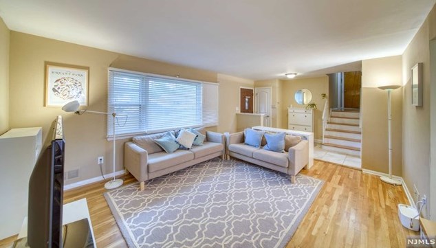 20 Hampshire Rd, Paramus NJ  07652-2315 exterior