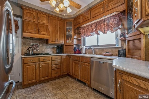 34 Carlton Pl, Rutherford NJ  07070-1120 exterior