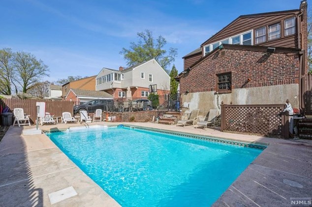 34 Carlton Pl, Rutherford NJ  07070-1120 exterior