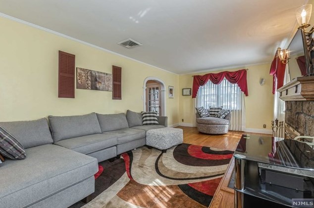 34 Carlton Pl, Rutherford NJ  07070-1120 exterior