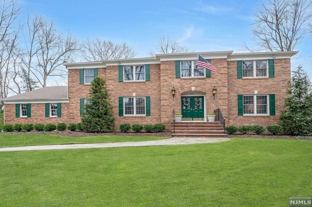 811 Sussex Rd, Franklin Lakes, NJ 07417