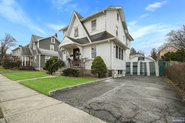 70 Lake St, Bergenfield, NJ 07621-2853