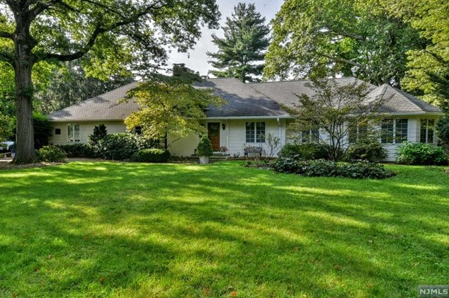 322 Hollywood Ave, Ho Ho Kus, NJ 07423-1127