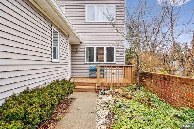 7 Litchult Ln, Mahwah, NJ 07430