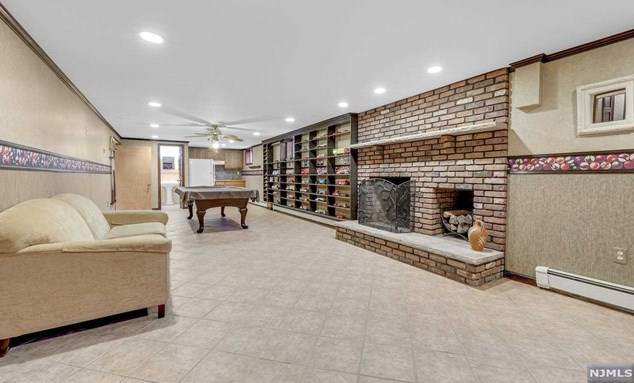 852 Hillsdale Ave, Hillsdale NJ  07642-1233 exterior