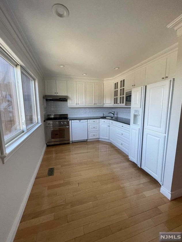 63 Metro Vista Dr, Paterson, NJ 07506