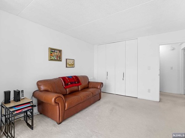 1055 River Rd, Edgewater NJ  07020-1364 exterior