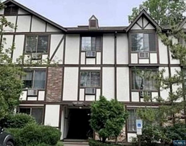 1508 Faulkner Ct, Mahwah, NJ 07430