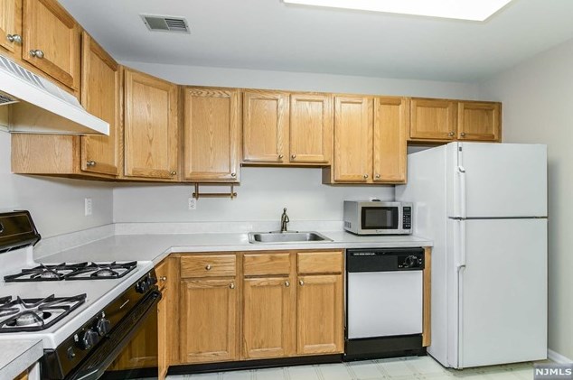 2055 Charles Ct, Mahwah, NJ 07430