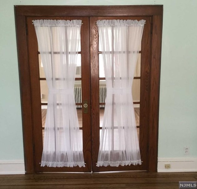 37 Maple Ave, Park Ridge NJ 07656-2148 exterior