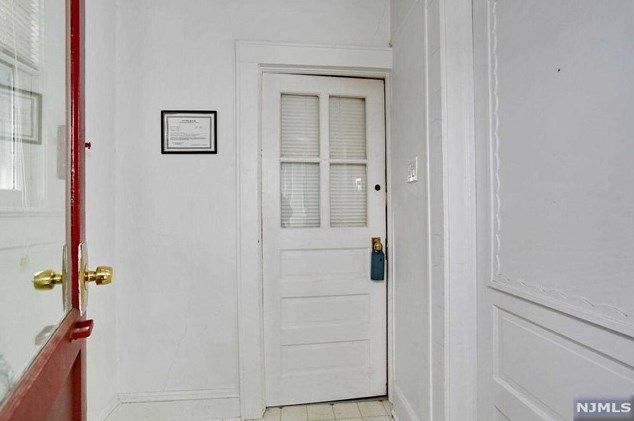 37 Maple Ave, Park Ridge NJ 07656-2148 exterior